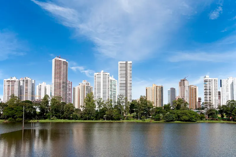 Lago Igapó, em Londrina, com os prédios refletidos na água