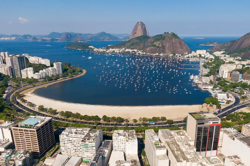 Pão de Açúcar e a Baía de Guanabara vistos do alto