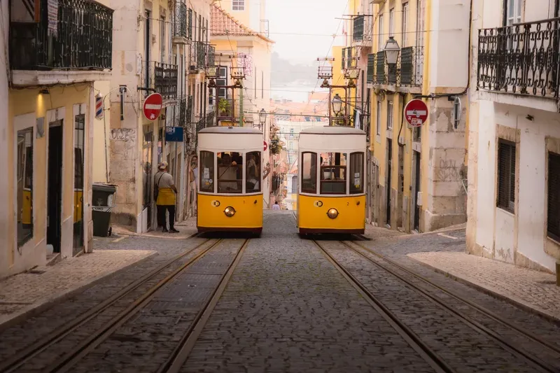 Rua de Lisboa com os bondes amarelos e os prédios antigos